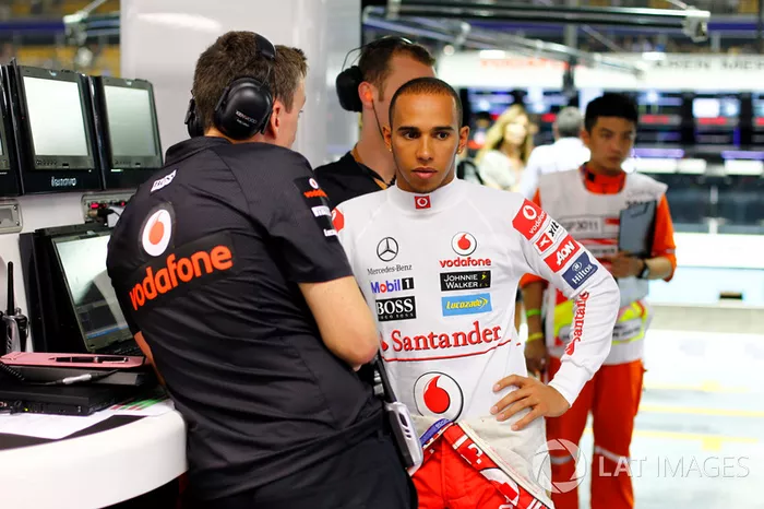 Depois de um período de enfraquecimento da McLaren, Hamilton decidiu encerrar a relação empresarial com o pai, buscando ter mais liberdade em sua vida pessoal e cuidar de sua própria vida. Surgiam as primeiras mudanças visuais do britânico, como o uso de brincos.