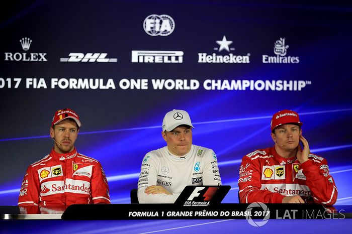 Sebastian Vettel, Ferrari, ganador de la pole Valtteri Bottas, Mercedes AMG F1 y Kimi Raikkonen, Ferrari en la conferencia de prensa