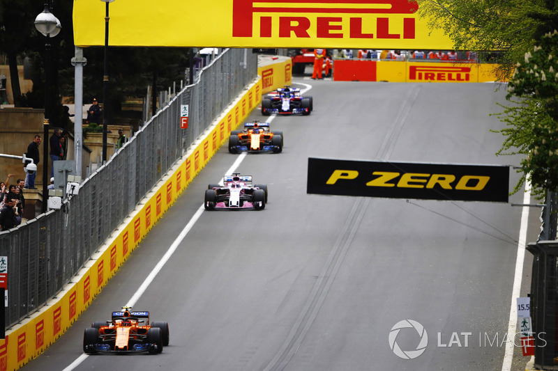 Stoffel Vandoorne, McLaren MCL33 Renault, Sergio Perez, Force India VJM11 Mercedes, Fernando Alonso, McLaren MCL33 Renault