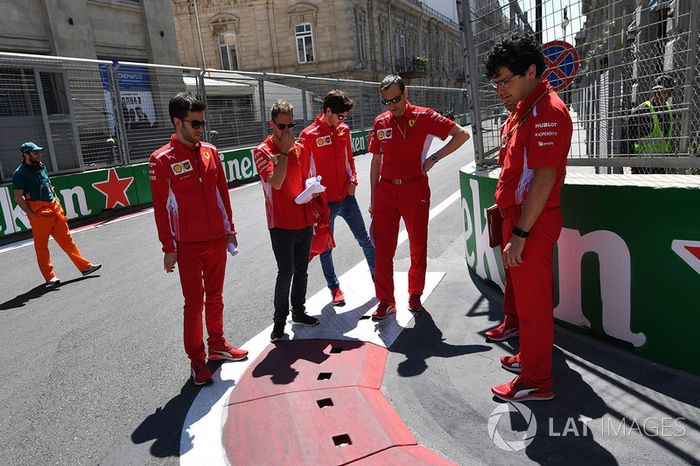 Sebastian Vettel, Ferrari, cammina lungo la pista