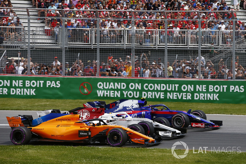 Fernando Alonso, McLaren MCL33, lucha con Marcus Ericsson, Sauber C37 y Pierre Gasly, Toro Rosso