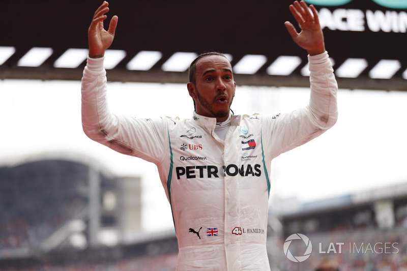 Lewis Hamilton, Mercedes AMG F1, galibiyeti kutluyor