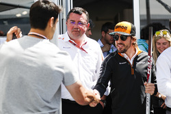 Eric Boullier, Director de Carreras, McLaren, y Fernando Alonso, McLaren, se encuentran con jugadores de Montreal de hokey