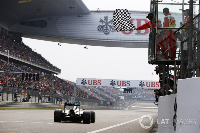 Lewis Hamilton, Mercedes W05, takes the chequered flag