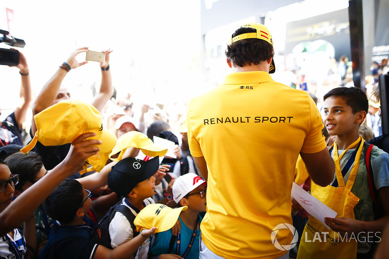 Carlos Sainz Jr., Renault Sport F1 Team, firma autógrafos a los fans
