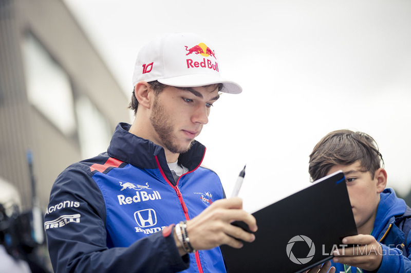 Pierre Gasly, Scuderia Toro Rosso, memberi tanda tangan