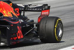 Daniel Ricciardo, Red Bull Racing RB14, avec du cloquage sur les pneus arrière