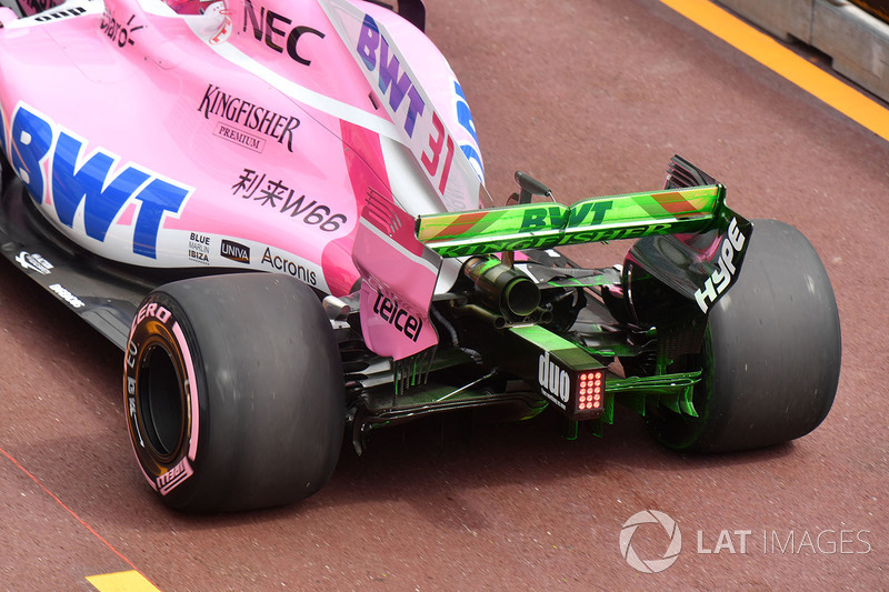 Esteban Ocon, con parafina en el alerón trasero de su Force India VJM11
