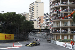 Carlos Sainz Jr., Renault Sport F1 Team R.S. 18, Sergio Perez, Force India VJM11