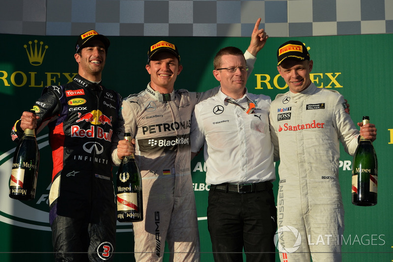 Podio: il secondo classificato Daniel Ricciardo, Red Bull Racing, il vincitore della gara Nico Rosberg, Mercedes AMG F1, Andy Cowell, Managing Director, Mercedes AMG High Performance Powertrains, il terzo classificato Kevin Magnussen, McLaren