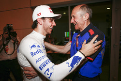 Pierre Gasly, Toro Rosso, et Franz Tost, directeur d'équipe, Toro Rosso, célèbrent la quatrième place