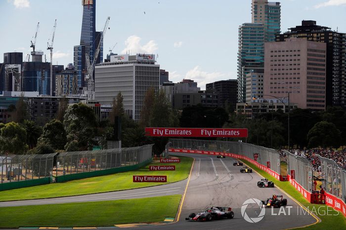 Kevin Magnussen, Haas F1 Team VF-18 Ferrari, Max Verstappen, Red Bull Racing RB14 Tag Heuer y Romain Grosjean, Haas F1 Team VF-18 Ferrari