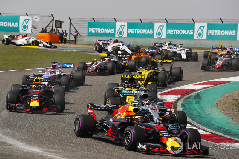 Max Verstappen, Red Bull Racing RB14 Tag Heuer, Lewis Hamilton, Mercedes AMG F1 W09, Daniel Ricciardo, Red Bull Racing RB14 Tag Heuer, Nico Hulkenberg, Renault Sport F1 Team R.S. 18, Sergio Perez, Force India VJM11 Mercedes, en de rest bij de start