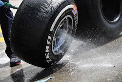 Lavaggio degli pneumatici Pirelli