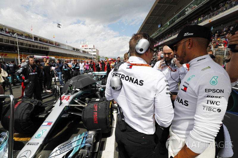 Lewis Hamilton, Mercedes AMG F1, habla con su ingeniero en la grilla