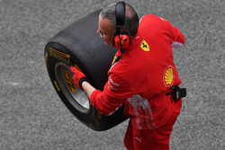 Mecánico de Ferrari con un neumático Pirelli