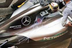 Lewis Hamilton, Mercedes AMG F1 W07 Hybrid mit Flow-vis-Farbe auf der Motorabdeckung