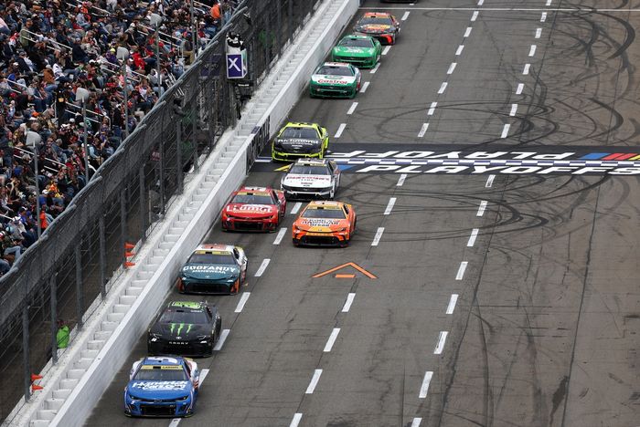 Kyle Larson, Hendrick Motorsports Chevrolet, Ty Gibbs, Joe Gibbs Racing Toyota