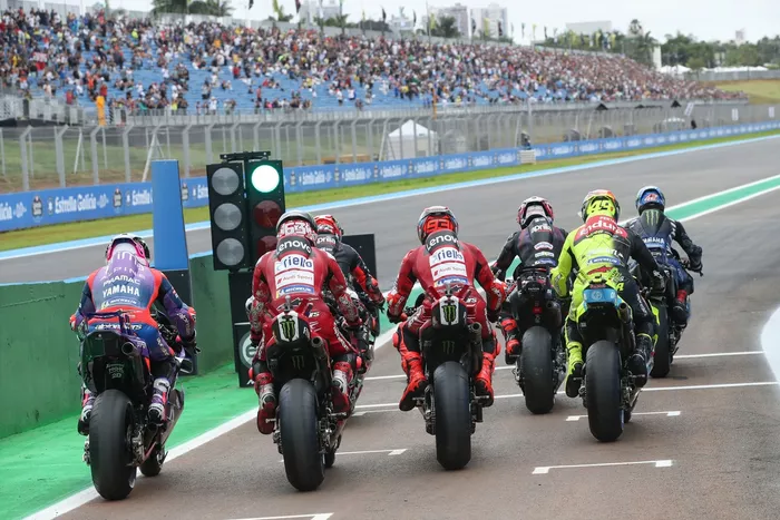 Pilotos que salen del pit lane