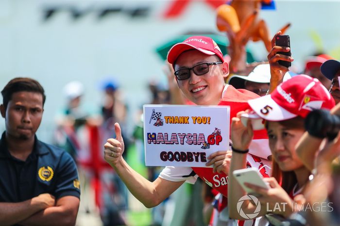 Os fãs fizeram questão de mandar mensagens de despedida.