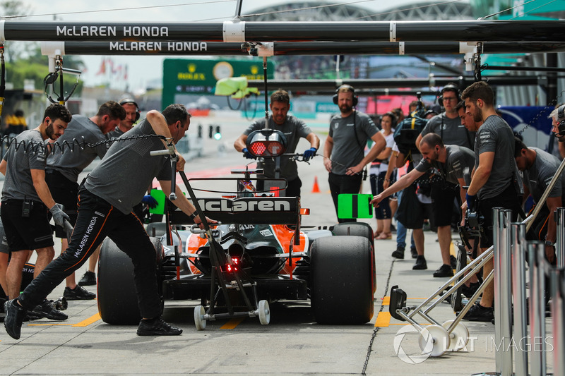 Fernando Alonso, McLaren MCL32 s'arrête au stand