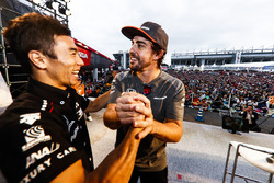 Takuma Sato sur scène avec Fernando Alonso, McLaren