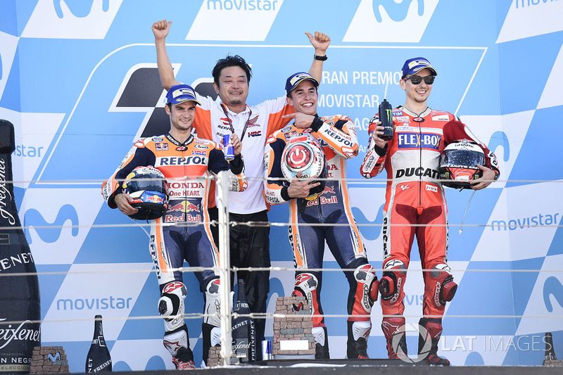 El podio del GP de Aragón de 2017, con Márquez, Pedrosa y Lorenzo, que por séptimo año consecutivo subía al cajón de Motorland