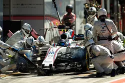Lance Stroll, Williams FW40, pit stop action
