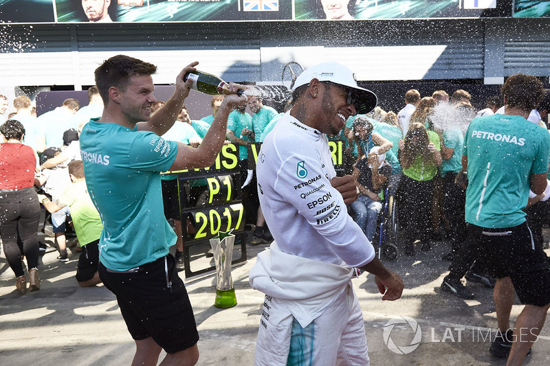 Race winner Lewis Hamilton, Mercedes AMG F1, the Mercedes team celebrate victory