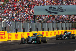 Valtteri Bottas, Mercedes-Benz F1 W08 Hybrid, Lewis Hamilton, Mercedes-Benz F1 W08 Hybrid passent la ligne