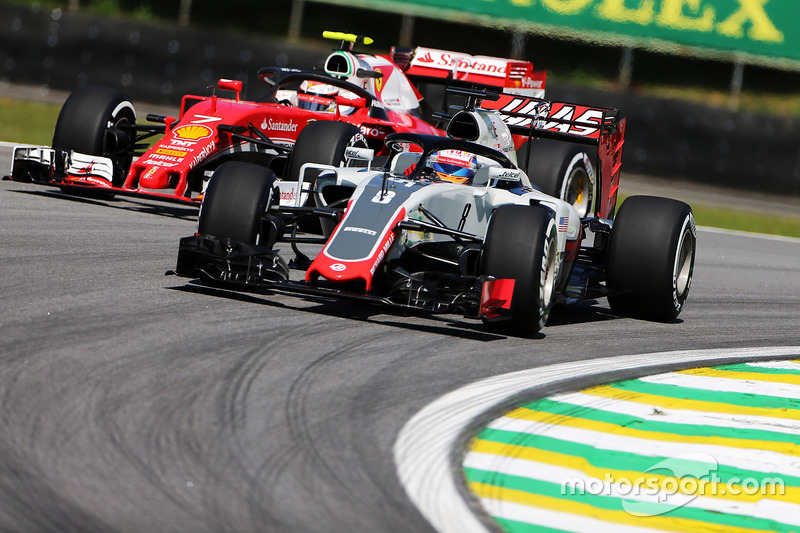 Ромен Грожан, Haas F1 Team VF-16, та Кімі Райкконен, Ferrari SF16-H, із захистом кабіни Halo