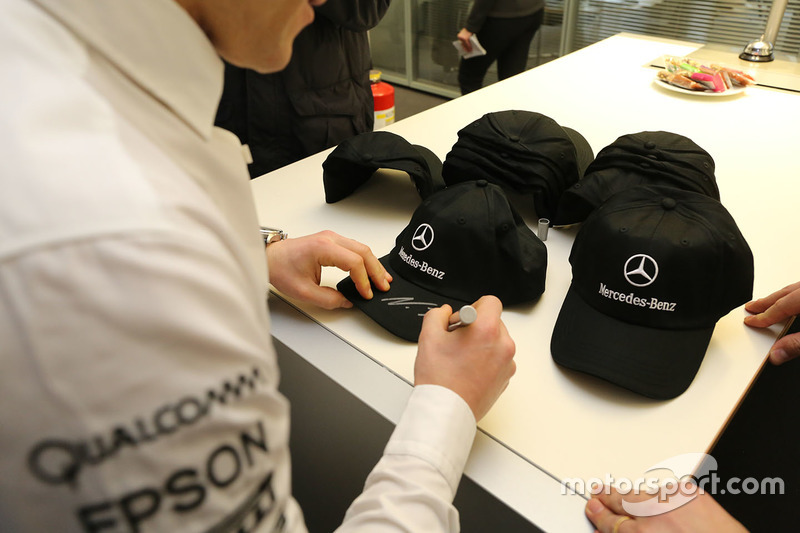 Valtteri Bottas, Mercedes AMG F1 firma autógrafos para los empleados de Mercedes-Benz