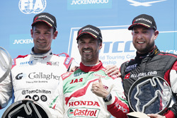 Podium : le vainqueur Tiago Monteiro, Honda Racing Team JAS, Honda Civic WTCC, le deuxième, Tom Chilton, Sébastien Loeb Racing, Citroën C-Elysée WTCC, le troisième, Rob Huff, All-Inkl Motorsport, Citroën C-Elysée WTCC