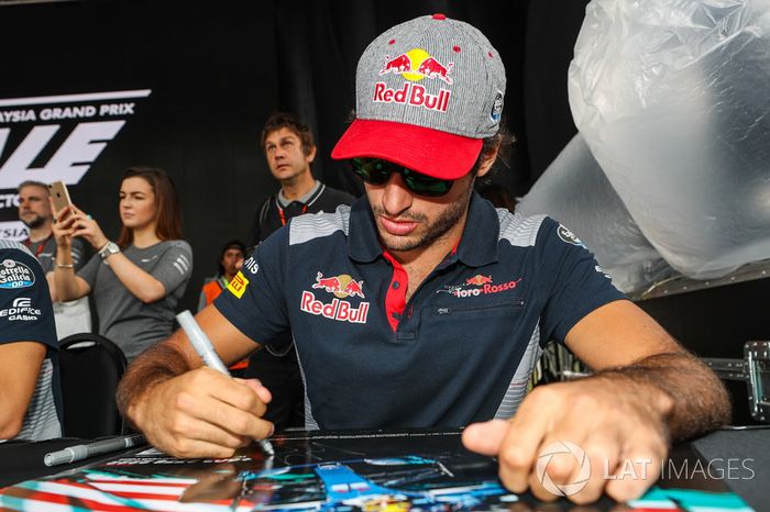 Carlos Sainz Jr., Scuderia Toro Rosso firma autógrafos