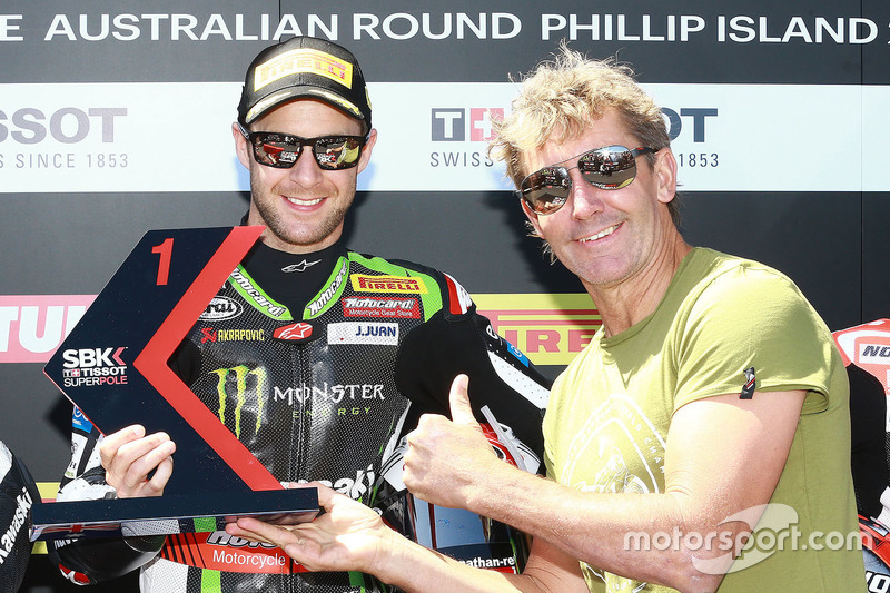 Jonathan Rea, Kawasaki Racing, reçoit le trophée de la Superpole des mains de Troy Bayliss