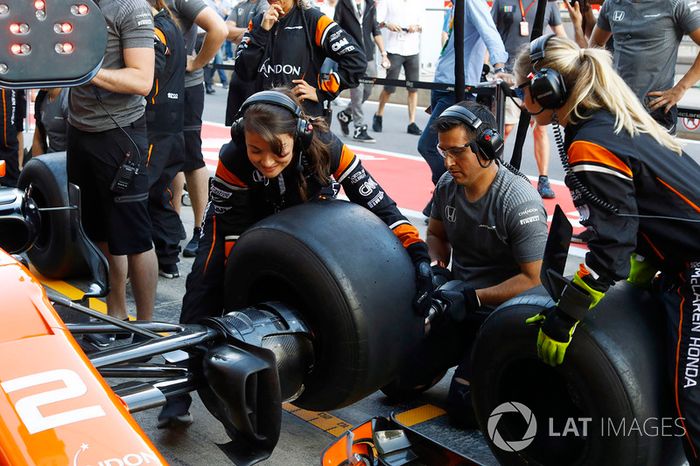 El equipo McLaren organiza una parada en boxes femenino