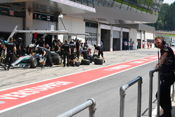Christian Horner, Team Principal Red Bull Racing regarde Lewis Hamilton, Mercedes AMG F1 W08