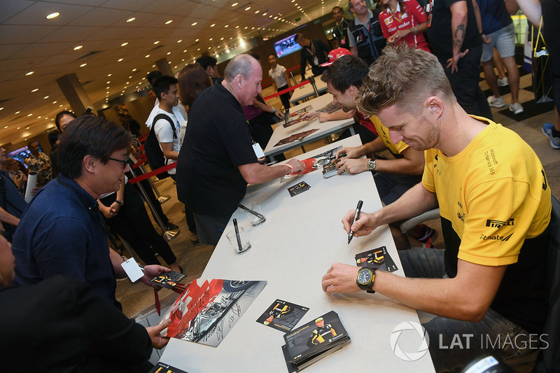 Nico Hulkenberg, Renault Sport F1 Team and Jolyon Palmer, Renault Sport F1 Team sign autographs for the fans