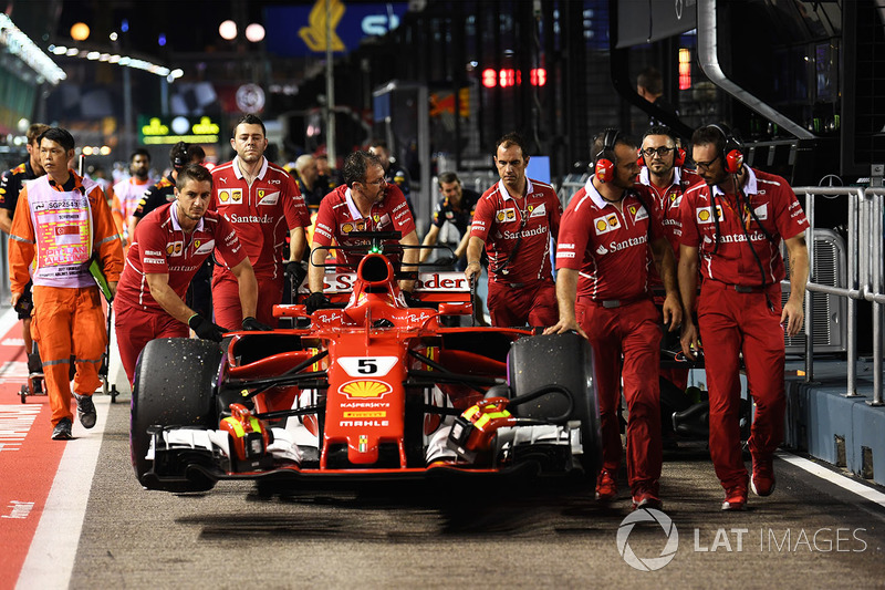 Mecánicos de Ferrari con el Ferrari SF70H en pit lane
