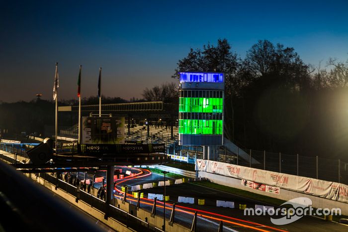 Acción de rally de noche