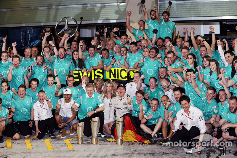 Nico Rosberg, Mercedes AMG F1 celebra su campeonato con el equipo y su esposa Vivian Rosberg