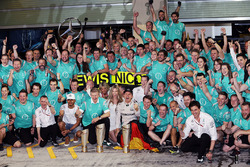 Нико Росберг, Mercedes AMG F1, с женой Вивьен Росберг и командой