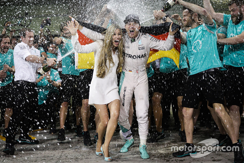 Nico Rosberg, Mercedes AMG F1 fête son titre de Champion du monde avec sa femme Vivian Rosberg, et l'équipe