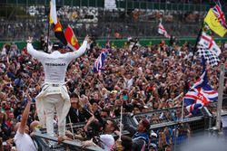 El ganador Lewis Hamilton, Mercedes AMG F1 con los fans