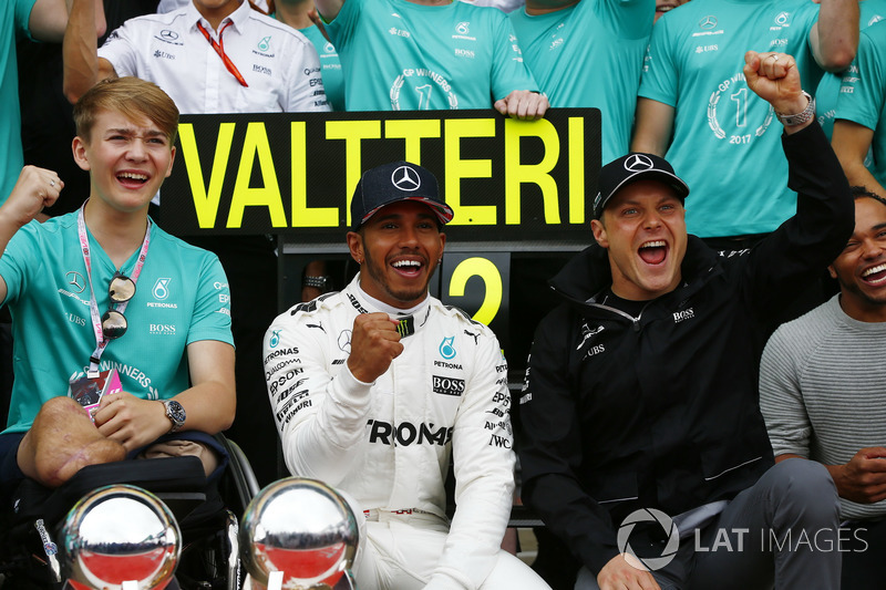 Ganador de la carrera Lewis Hamilton, Mercedes AMG F1, celebra con Billy Monger y el equipo