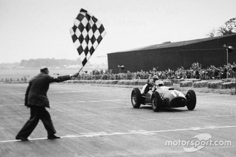 Jose Froilán González, primero, en la primera victoria de Ferrari en F1