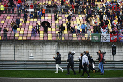 Lewis Hamilton, Mercedes AMG, donne des casquettes aux fans