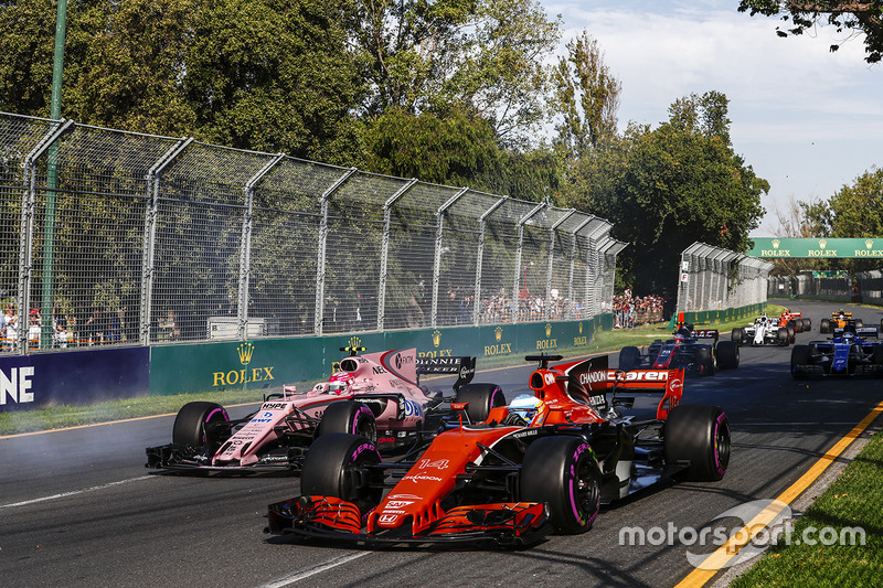 Фернандо Алонсо, McLaren MCL32, Естебан Окон, Force India VJM10