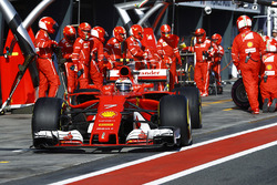 Kimi Raikkonen, Ferrari SF70H, quitte les stands