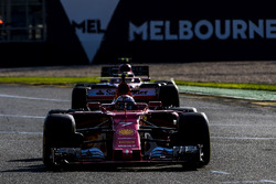 Кими Райкконен, Ferrari SF70H, и Макс Ферстаппен, Red Bull Racing RB13